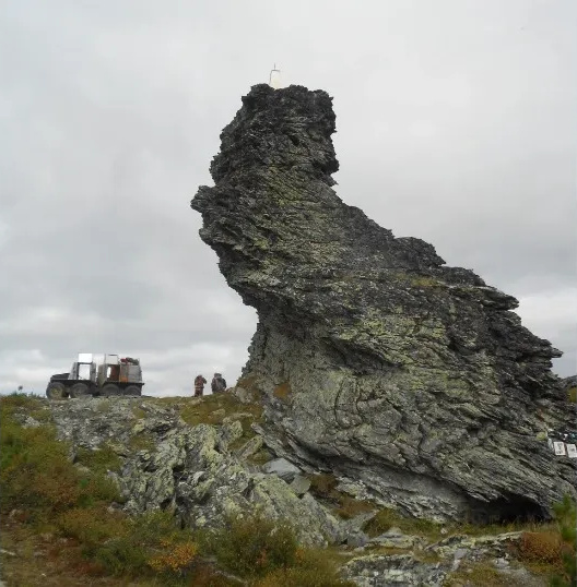 The outlier rock with a memorial plaque on the pass named after the Dyatlov group