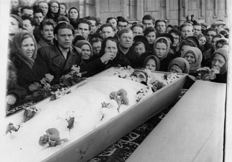 Dyatlov Pass: 9 Mar 1959 funerals, Zina's open coffin