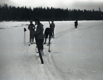 27 jan 1959 - Dyatlov group along Lozva river on their way to 2nd Northern. Doroshenko, Kolmogorova bent over, Krivonischenko, and Dubinina. Photo by Zemyon Zolotaryov.