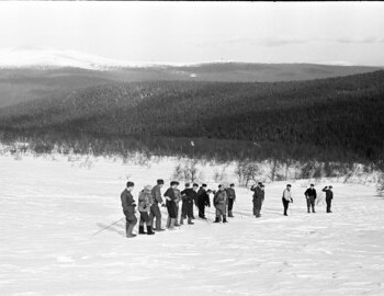 Search on the slope. Karelin in the center with glasses and striped dark gaiters.