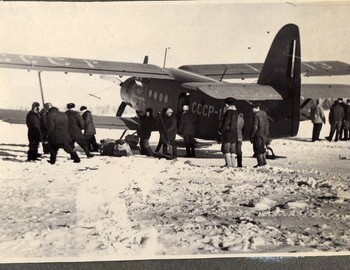 Boarding of Slobtsov's search group on the Uktus-Ivdel plane. Photo from Feb 22. From Brusnitsyn's album.