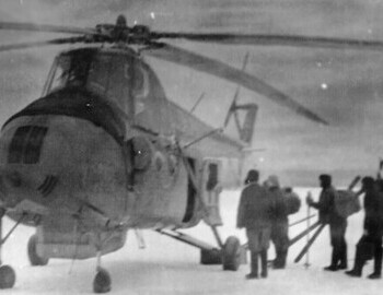 Ivdel, boarding of Slobtsov's search group on the helicopter 31510 from 123rd flight detachment with commander Pustobaev. The far right is Devyatov. Photo from Feb 23. From Brusnitsyn's album.