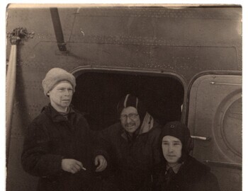 Karelin group with a helicopter: E.Serdityh-B.Borisov-N.Nemyko (flight technician). Photo most likely from Mar 4 when the last students left the search.