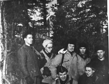 Group of hikers. Shkodin-Sahnin-?-Kotenev-Nevolin. Down: Mertsalov-Solovyev. From Koskin's archive.