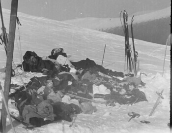 The belongings of the Dyatlov group. On the left are a pair of skis with hard bindings and aluminum poles. Possibly belong to Atmanaki or Maslennikov.