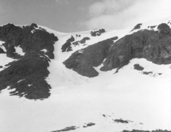 The Chivruay Pass slopes towards the Kitkuay river, traces of avalanches