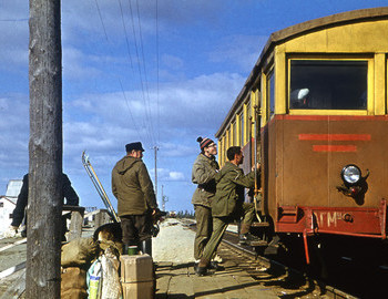 A guide with a dog, Yuri Kozin and Venyamin Mochalihin boarding the railcar to Puncha village