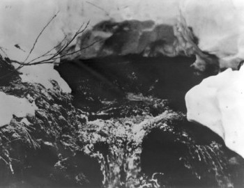 The body of Lyuda is pulled out, the remaining bodies still lie in a creek under the snow. - photo archive Tolya Mohov