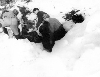 Wrapping the body of Semyon Zolotaryov for transportation - photo archive Tolya Mohov