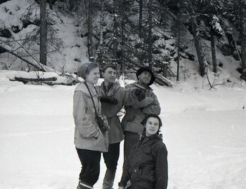 Lyuda, Slobodin, Nikolay and Zina kneeling