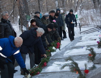 02 Feb 2009. Contemporaries and friends of the lost group lay flowers on their tombs.