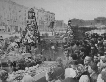 Aleksander Kolevatov wreath in front at May 11, 1959 funerals