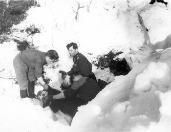 Dyatlov group den, excavating the body of Thibeaux-Brignolle - photo archive Tolya Mohov