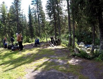 We go down to the Lozhka (Spoon) rest stop and have a break. We have nowhere to hurry. 