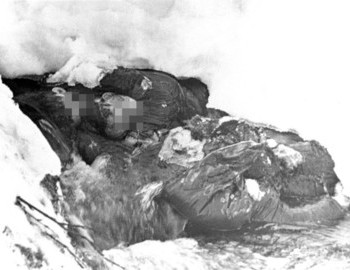 Kolevatov body (upper left) "embracing" Zolotaryov, and Tibo's body 30 cm downstream - photo archive Tolya Mohov