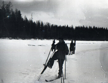 Zolotaryov cleaning his skis on Lozva river between 41st district and 2nd Northern on 27 Jan 1959
