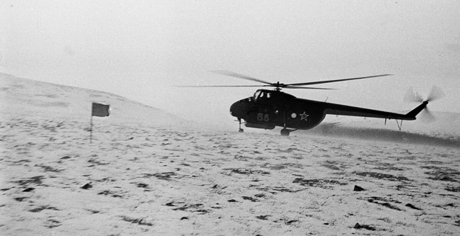 Helicopter №68 (Mi-4 142nd OSAE) arrives at the pass for a group of searchers