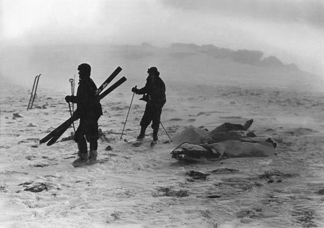The bodies of Dyatlov, Kolmogorova and Doroshenko transported to the landing site