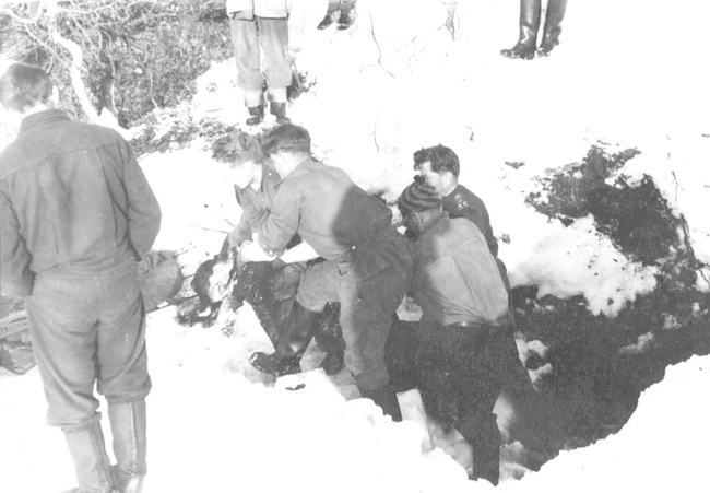 Colonel Ortyukov, soldiers, Mohov in reverse. Presumably the recovery of Kolevatov's body. On the right (covered by snow) is a waterfall and an excavation site with the bodies.