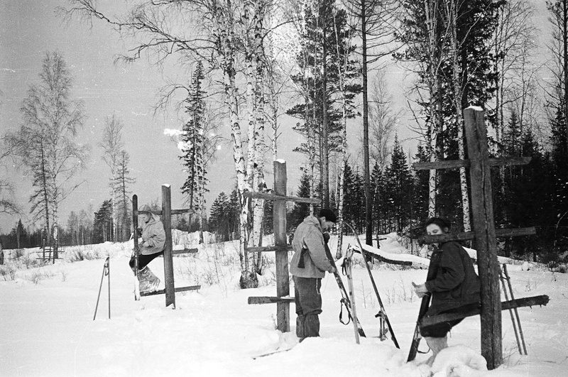 Jan 28, 1959, leaving 2nd Northern. Dubinina, Zolotaryov, and Kolmogorova cleaning their skis with knives