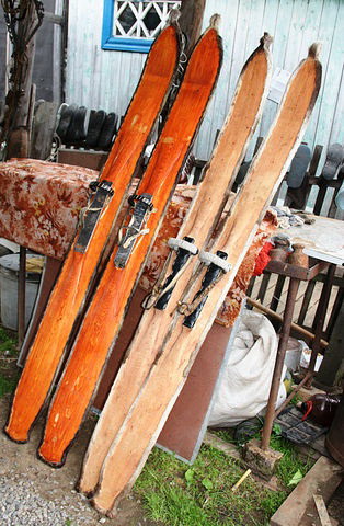 Mansi skis