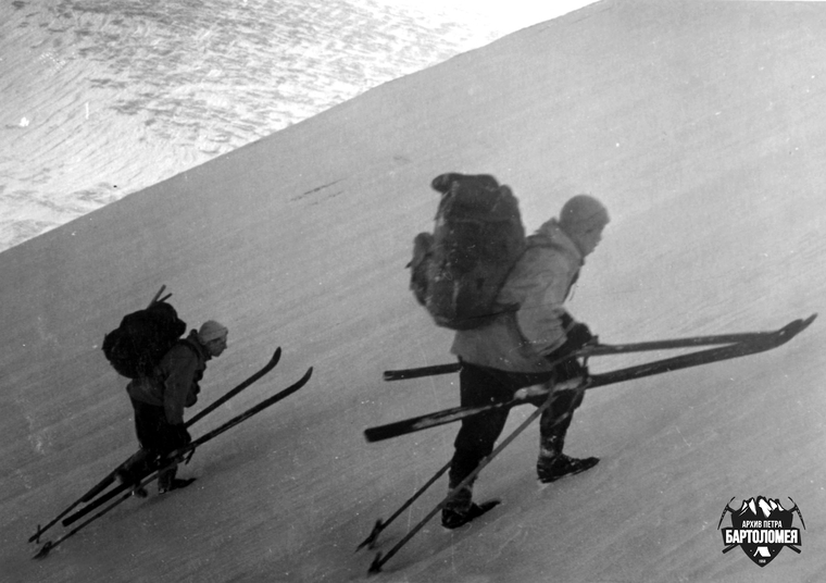 The hikers climb up the slope on crampons. Photo: Igor Dyatlov