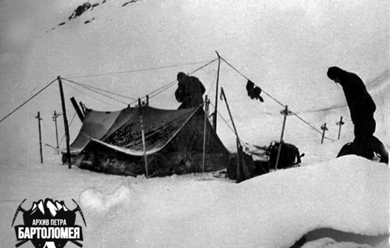 Setting up a tent in a stormy manner, on the mountainside - just like at Dyatlov Pass