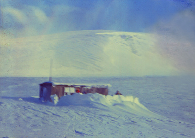 Наш домик поисковиков с Чивруая 1973 зимой 1990.
