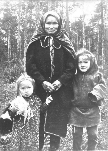 Dyatlov Pass: Varvara Kuzmovna Bahtiyarova and her children Miron and Albina, 1956