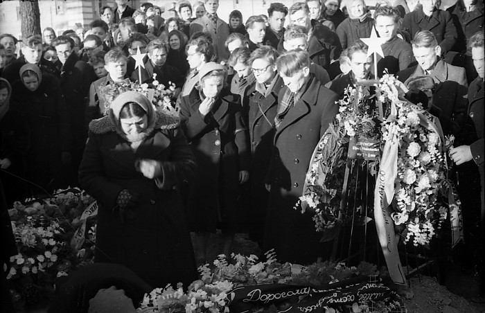 Родные Юры Дорошенко идут за гробом