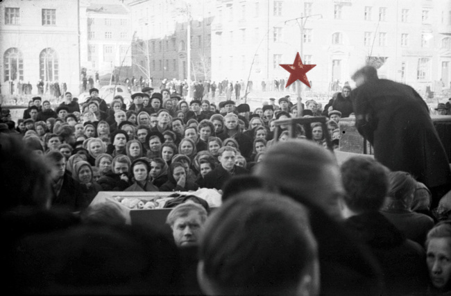 Photos of the procession and Mihaylovskoe cemetery