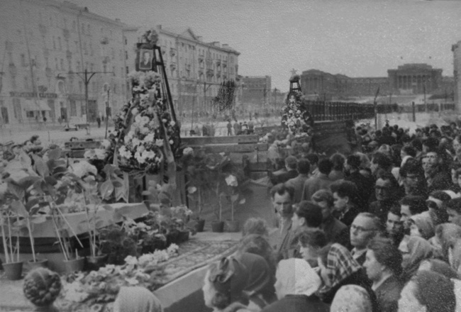 Aleksander Kolevatov wreath in front at May 11, 1959 funerals