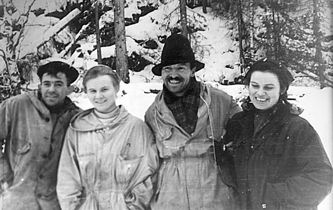 Фото из рокового похода: Коля Тибо-Бриньоль, Люда Дубинина, Семен Золотарев, Зина Колмогорова.