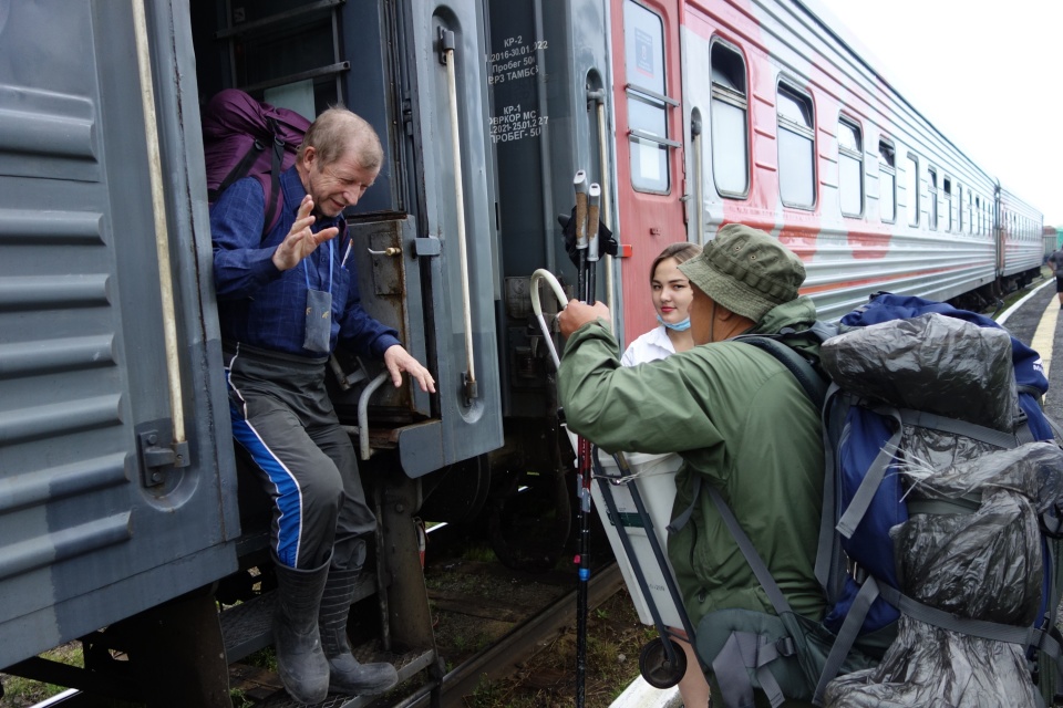 The expedition gets off from the train in Ivdel