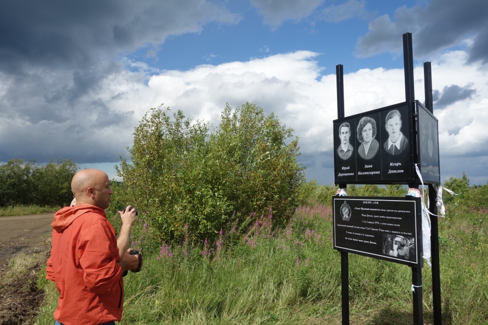 Graham Phillips at the memorial sign to the Dyatlov group, erected by blogger Dmitry Kireev in the village of Vizhay