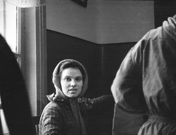 24 Jan 1959 - Serov, 41st school, the group is preparing for the trek. Zina Kolmogorova is holding a piece of felt.