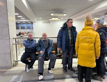 Denis Zenkov (Novokuznetsk), Oleg Taymen (Novokuznetsk) and Koskin, standing up and talking