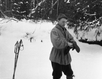28 Jan 1959 - Lozva river, Rustem Slobodin puts on gloves.