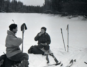 28 Jan 1959 - Lozva river,  lunch break. Semyon Zolotaryov talks to Zina Kolmogorova.
