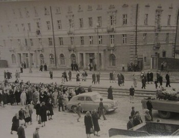 На заднем плане - дом по адресу ул.Кузбасская (в наст.время - Гагарина) 10. Из семейного архива Е.Колеватовой