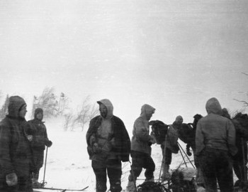 31 Jan 1959 - Auspiya river, Dyatlov, Kolevatov, Zolotoryov, Doroshenko, Slobodin helping Kolmogorova with her backpack, Dubinina with back, Thibeaux-Brignolle