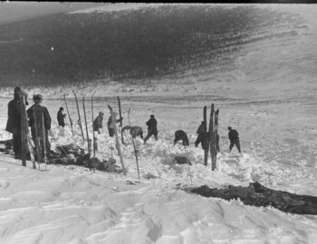 In the snow, you can see the rings removed from the ski poles, which were used for searching.