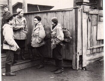 Kuznetsov-Askinadzi-Suvorov-Mohov. According to Askinadzi they are waiting in line to buy tickets to Ivdel at the railway ticket office in Serov.
