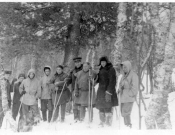 Morning briefing at the cedar. 2 soldiers, Askinadzi, Suvorov, Grigoriy Kurikov, Ortyukov, Stepan Kurikov, Moiseev, Fyodorov