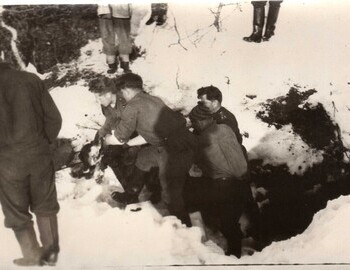 "Colonel Ortyukov, soldiers, Mohov backwards. Presumably the lifting of Kolevatov's body. On the right (covered with snow) - a waterfall and an excavation with bodies." - Mohov's comments from Feb 1, 2012.