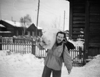 Zolotaryov carrying a bag with rusks. Jan 24. Ivdel-1 at the railway station.