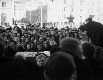 Снимок сделан на пр.Ленина. В кадре дома №№97 (слева) и 99. Снимали от от главного входа дома №66 (Общежитие №10 УПИ).