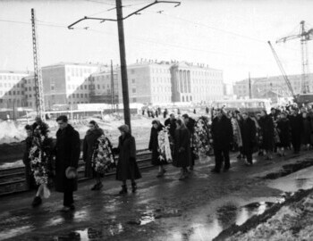 Перекресток ул.Кузбасской(в наст.время - Гагарина) с пр.Ленина. Виден дом по адресу Мира 28. Идёт строительство дома Гагарина 33.