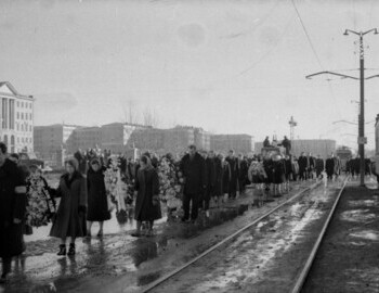 Перекресток ул.Кузбасской(в наст.время - Гагарина) с ул.Первомайской. Слева - Суворовское училище (Первомайская 88).