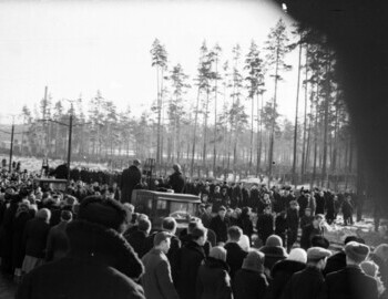 Перекресток ул.Кузбасской(в наст.время - Гагарина) с ул.Академической. Якименко фотографировал с пожарной лестницы дома напротив кладбища в сторону Михайловского кладбища.